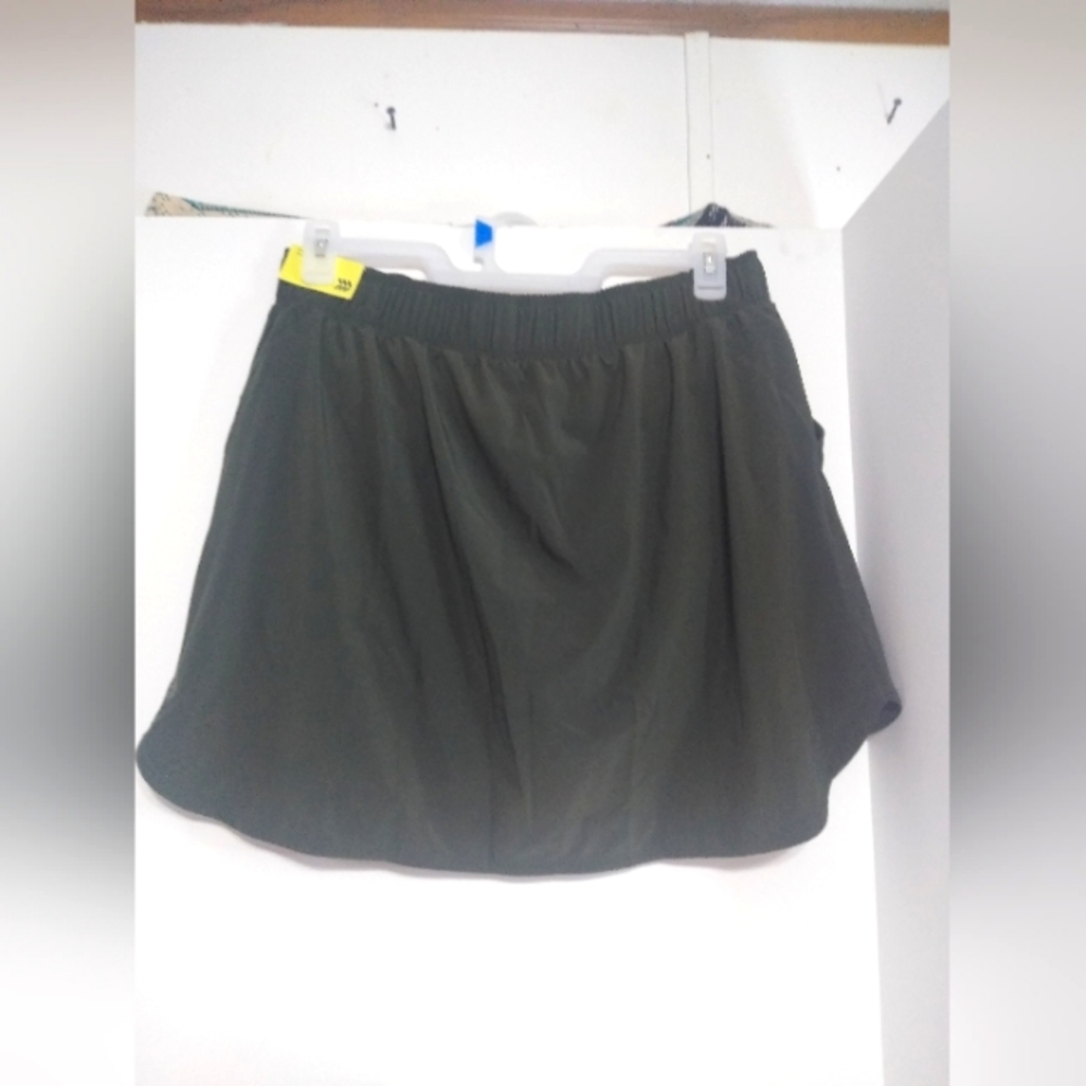 Woman's All in Motion Olive Colored Skort XL 2 pockets Length 17" NWT W122